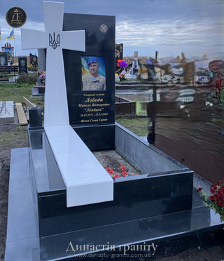 Монумент «Козацький Хрест Пам’яті» з граніту та білого мармуру
