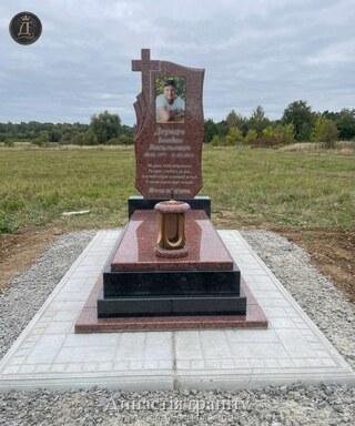 Одинарний гранітний пам’ятник «Світла пам’ять»