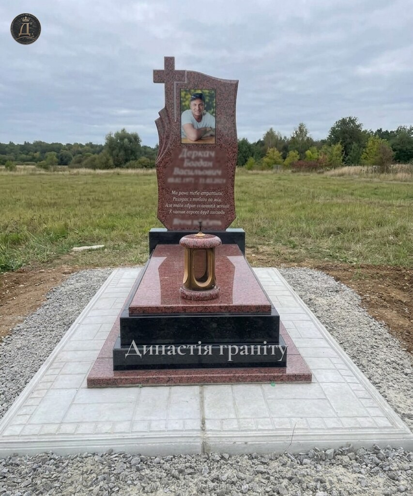 Одинарний гранітний пам’ятник «Світла пам’ять»