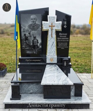 Одинарний військовий меморіал з хрестом