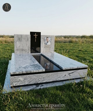 Подвійний гранітний пам’ятник «Світла пам’ять»