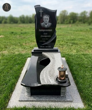 Одинарний гранітний пам’ятник «Хвиля пам’яті»