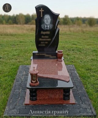 Одинарний гранітний пам’ятник «Велич пам’яті»