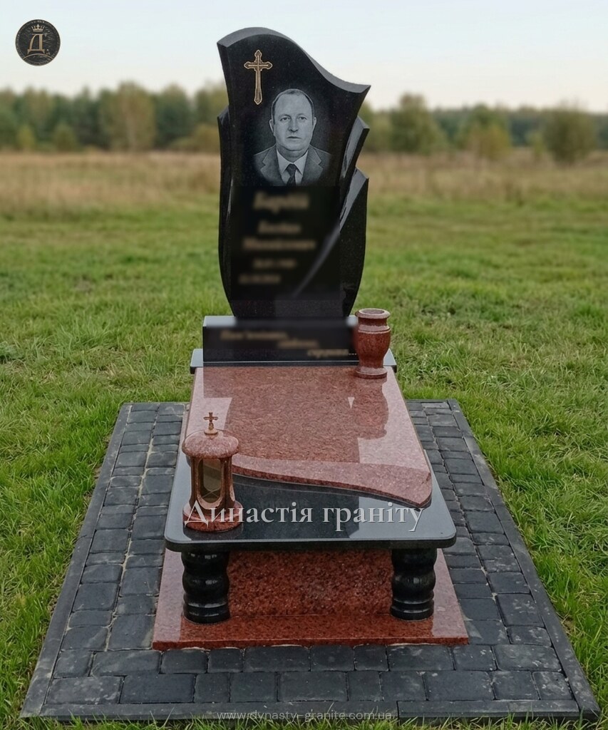 Одинарний гранітний пам’ятник «Велич пам’яті»