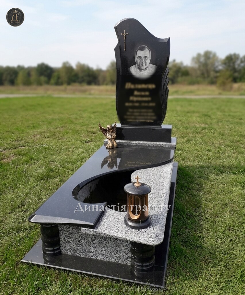Одинарний гранітний пам’ятник «Ангел охоронець»