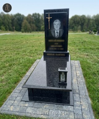 Одинарний гранітний пам’ятник «Моноліт пам’яті»