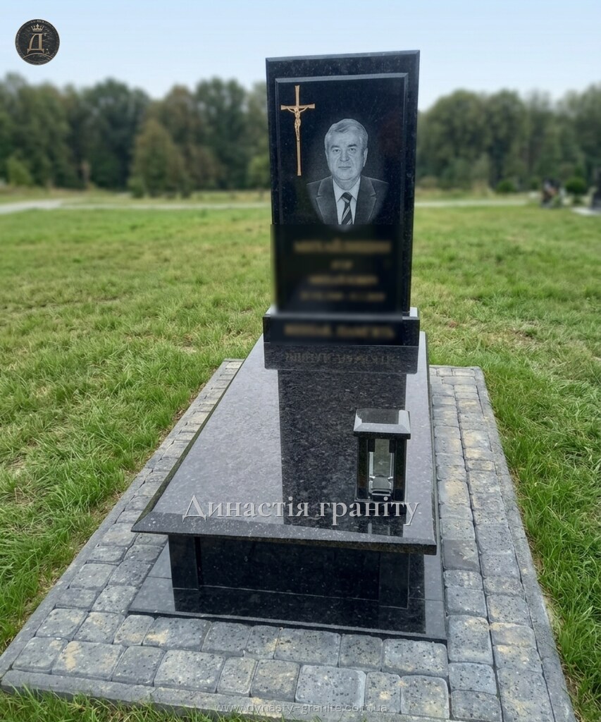 Одинарний гранітний пам’ятник «Моноліт пам’яті»