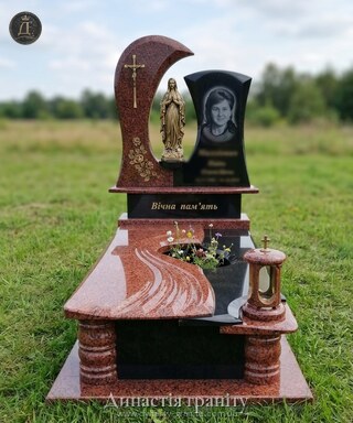 Одинарний гранітний пам’ятник «Свята Покровителька»