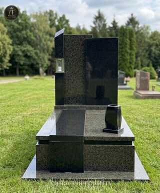 Одинарний гранітний пам’ятник «Смарагдовий модерн»