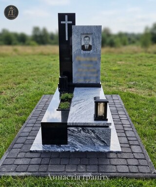 Одинарний гранітний пам’ятник «Срібний моноліт»