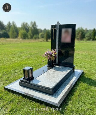 Одинарний гранітний пам’ятник «Світлий оберіг»