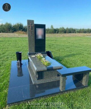 Одинарний гранітний пам’ятник «Смарагдовий ансамбль»