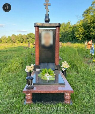 Одинарний гранітний пам’ятник «Велична колонада»