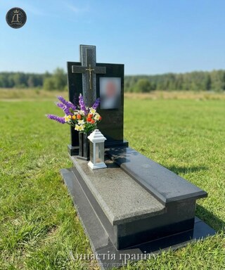 Одинарний гранітний пам’ятник «Оливковий світоч»