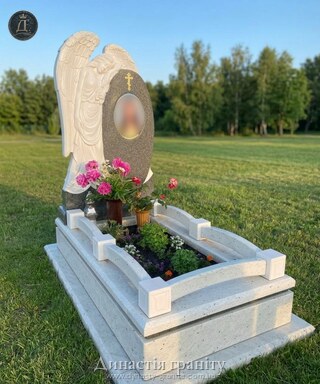 Одинарний гранітний пам’ятник «Скорботний Янгол»