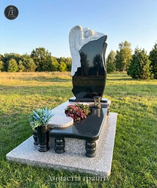 Одинарний гранітний пам’ятник «Ангел Хранитель»