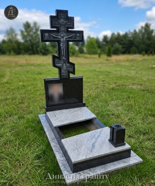 Одинарний гранітний пам’ятник «Канонічне Розп’яття»