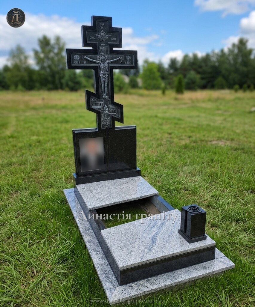 Одинарний гранітний пам’ятник «Канонічне Розп’яття»