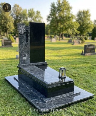 Військовий меморіал «Геральдичний Щит» з лабрадориту та габро