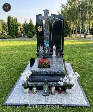 Військовий меморіал «Оріон Слави» з лабрадориту та габро