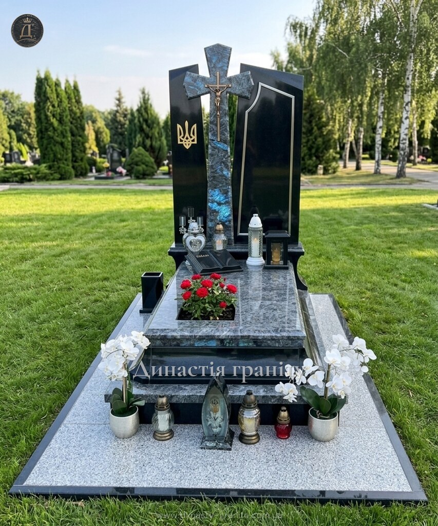 Військовий меморіал «Оріон Слави» з лабрадориту та габро