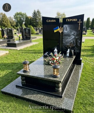 Військовий меморіал «Слава Герою» з човнового граніту та габро