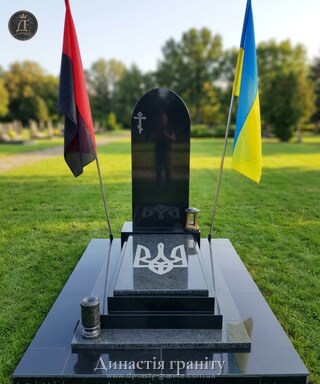 Військовий меморіал «Незламний Тризуб» з габро та прапорами