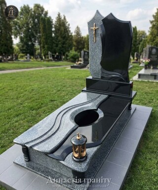 Одинарний гранітний пам’ятник «Небесний Промінь»